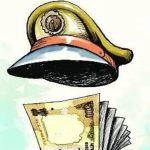 भाजी विक्रेता मॅच शोधण्यासाठी, आईला आनंद देण्यासाठी पोलिसांच्या नोकरीची कथा तयार करतो