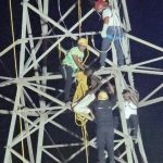 निगडीतील १३२ केव्ही हाय टेंशन ट्रान्समिशन टॉवरवर चढल्याने वाहतूक कोंडी, वीजवाहिनी बंद; 3 तासांनंतर सुटका