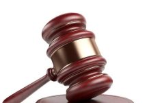 वेश्याव्यवसाय रॅकेट चालवणाऱ्या महिलेच्या सुस रोड बंगल्यात २००७ मध्ये झालेल्या डकैती-सह-हत्याप्रकरणी तिघांची निर्दोष मुक्तता