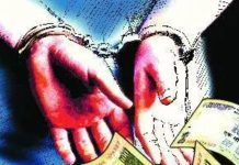 बढतीनंतर दोन दिवसांनी पोलीस निरीक्षक लाच घेताना साथीदारासह रंगेहाथ पकडले
