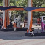 तेल कंपन्यांनी रेशनिंग सुरू केल्याने पुण्यातील पंपांवर इंधन पुरवठा खंडित झाला आहे