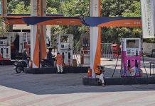 तेल कंपन्यांनी रेशनिंग सुरू केल्याने पुण्यातील पंपांवर इंधन पुरवठा खंडित झाला आहे