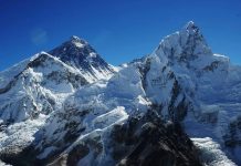 गिरिप्रेमी या शहरस्थित गिर्यारोहक संस्थेतील तीन गिर्यारोहकांनी माऊंट एव्हरेस्ट शिखर सर केले पुणे बातम्या