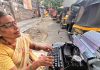 शिवाजीनगर न्यायालयाबाहेर एकटा टायपिस्ट कामासाठी थांबला आहे
