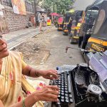 शिवाजीनगर न्यायालयाबाहेर एकटा टायपिस्ट कामासाठी थांबला आहे
