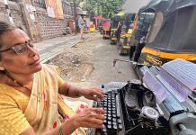 शिवाजीनगर न्यायालयाबाहेर एकटा टायपिस्ट कामासाठी थांबला आहे