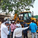 वाहतूक कोंडी कमी करण्यासाठी आळंदी नगरपरिषदेने पुणे-आळंदी रस्त्यावरील अतिक्रमण हटवले