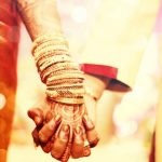 अल्पवयीन मुलीचे पालक, वराने तिच्या लग्नासाठी बुकींग केले