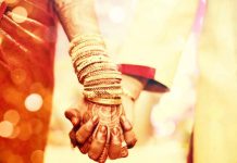 अल्पवयीन मुलीचे पालक, वराने तिच्या लग्नासाठी बुकींग केले