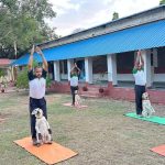 एनडीए कॅडेट्स, लष्करी कर्मचारी आणि त्यांचे कुटुंबीय आणि लष्कराचे कुत्रे पुण्यात आंतरराष्ट्रीय योग दिन साजरा करतात