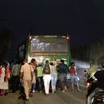 मुंबई – पुणे महामार्गावर देहूरोडला नादुरुस्त पीएमपीला प्रवाशांचा दे धक्का r
