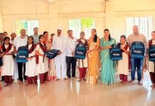 सुदुंबरेतील संत तुकाराम विद्यालयात शालेय साहित्य वाटप