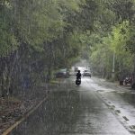 शहरात हलका पाऊस पडतो, तर घाटात मुसळधार पाऊस पडतो कारण पावसाळा अखेरीस मजबूत होतो | पुणे बातम्या