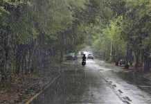 शहरात हलका पाऊस पडतो, तर घाटात मुसळधार पाऊस पडतो कारण पावसाळा अखेरीस मजबूत होतो | पुणे बातम्या