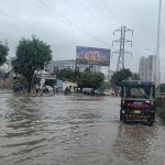 बीआरटी मार्गावर पाण्याचे तळे
