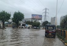 बीआरटी मार्गावर पाण्याचे तळे